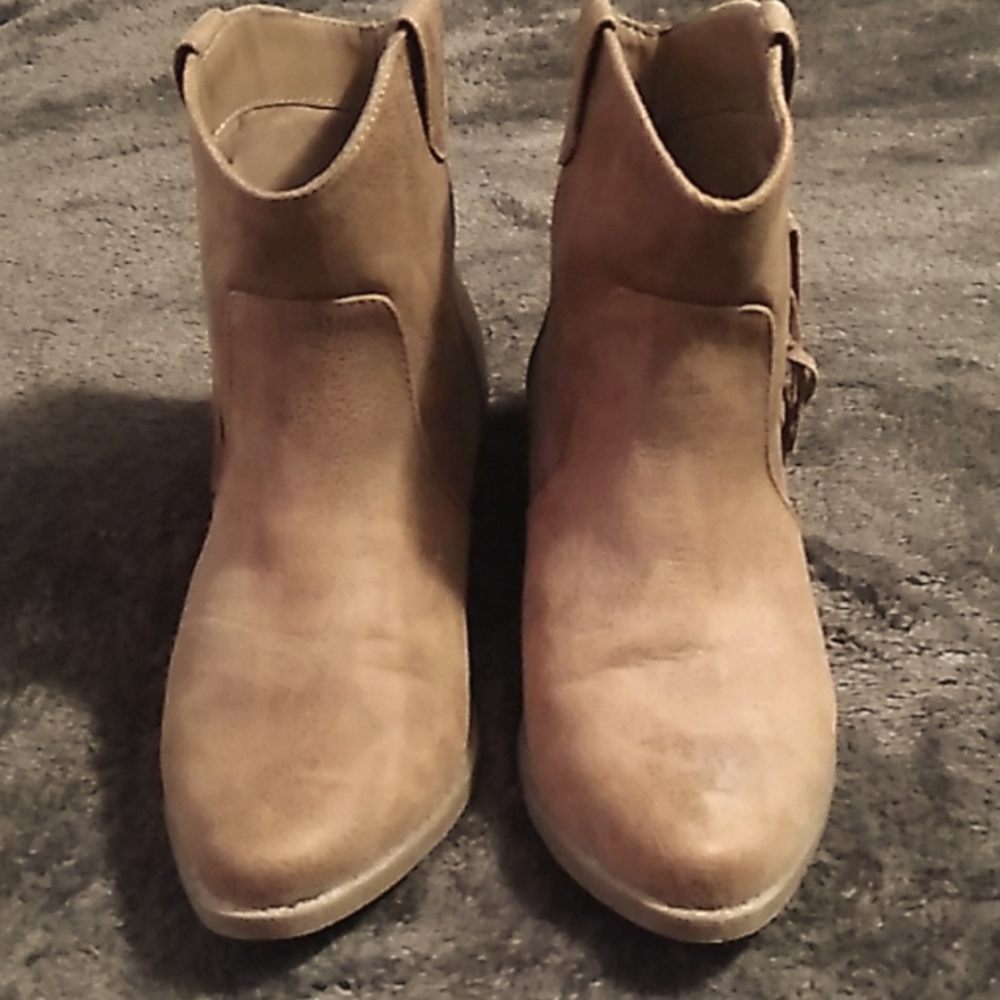 Arizona jean co. Womens taupe booties, size 7.5 medium